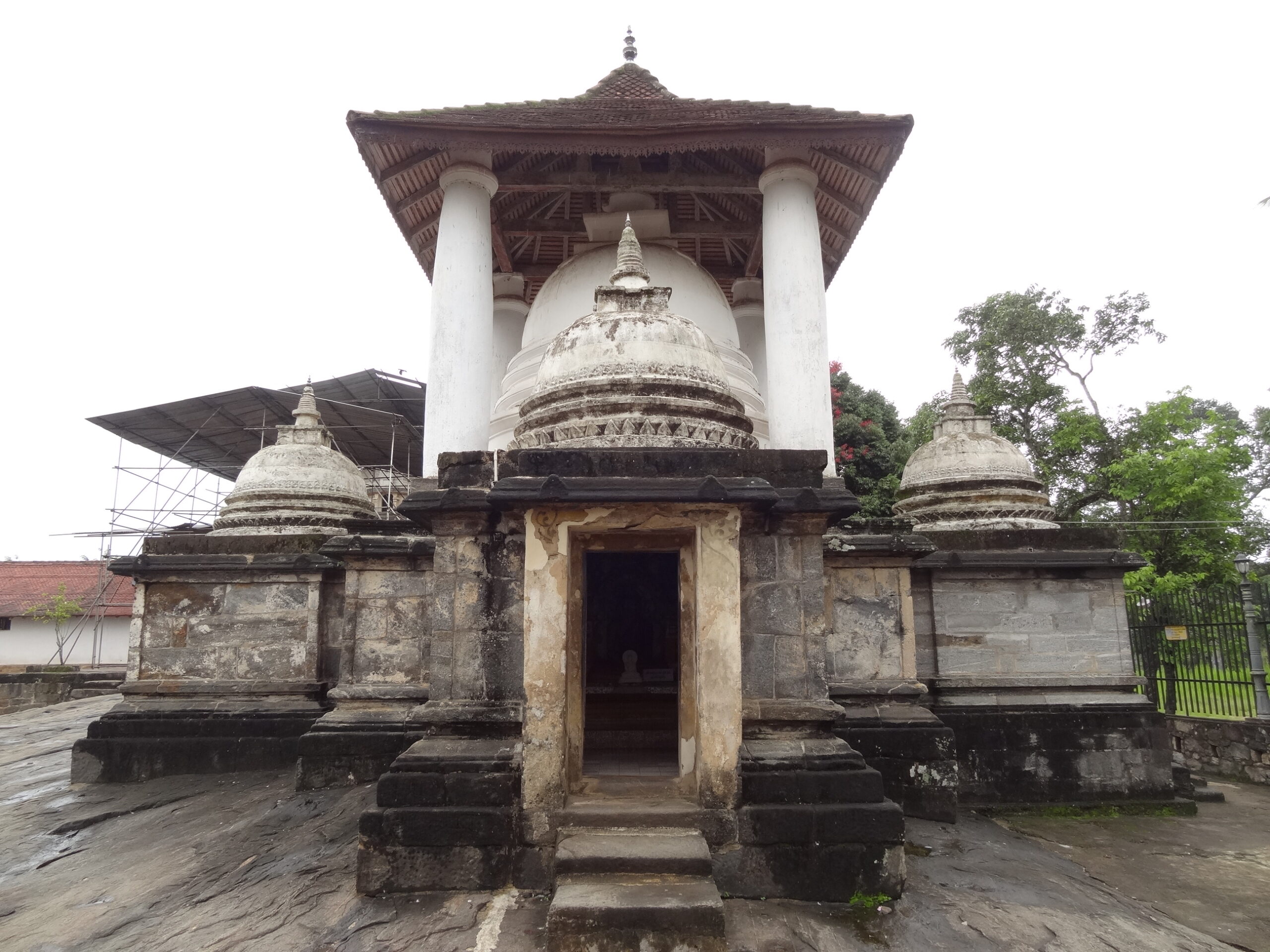 Gadaladeniya Vihara